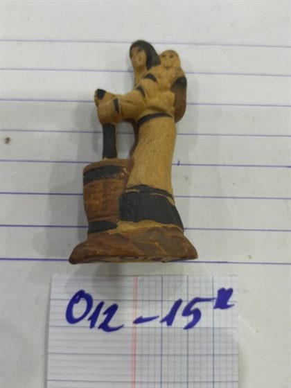 Cô gái giã gạo nhí